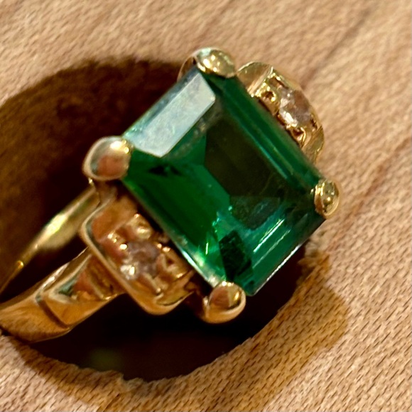 Elegant Gold Ring with Green Gemstone - Picture 2 of 3